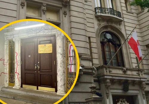 Akt wandalizmu w Nowym Jorku. Zniszczona elewacja polskiego Konsulatu Generalnego