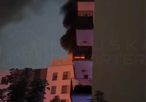 Pożar mieszkania na Woli. Ogień wychodził przez balkon