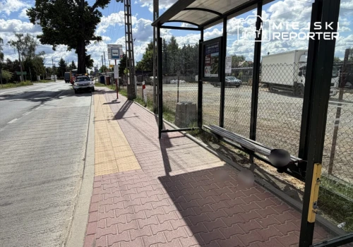74-latka przewróciła się i wpadła pod miejski autobus. Trafiła do szpitala