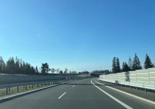 Ciężki sprzęt wjeżdża na zakopiankę. Reakcja kierowców was zaskoczy