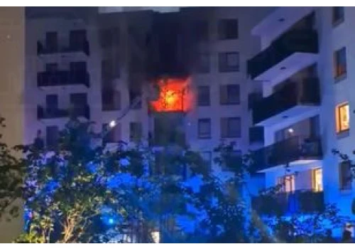 Ogień wychodził na balkon. Spłonęło mieszkanie na Woli