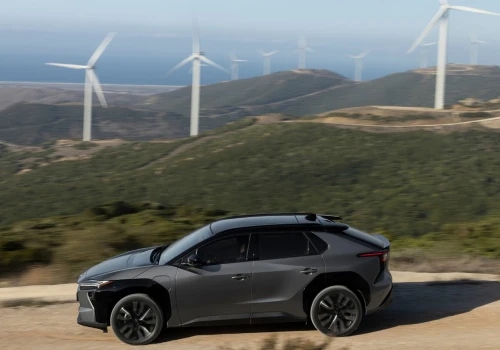 Ten SUV nie tankuje, a może dać sporo spokoju. Toyota gra o zaufanie kierowców