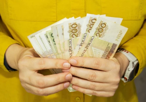 Ile gotówki można wypłacić w oddziale i z bankomatu? PKO, Pekao i ING mają różne limity