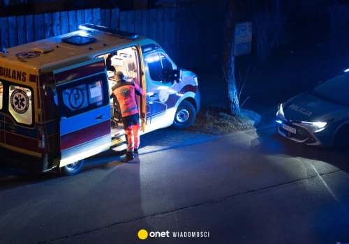 Pościg w Krakowie. Radiowóz wypadł z drogi. Dwoje policjantów rannych