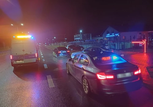 Nocny pościg w Krakowie. Policjant w ciężkim stanie