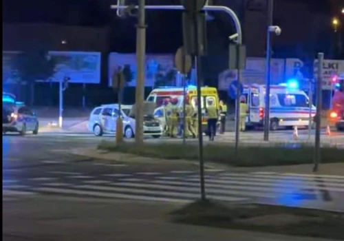 Taksówka wjechała na czerwonym świetle. Wypadek na skrzyżowaniu al. Sikorskiego i ul. Wilczyńskiego