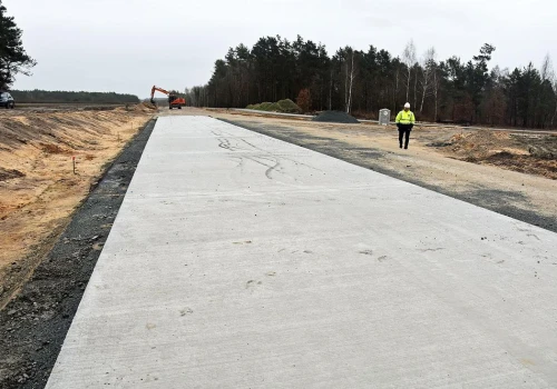 Pierwsza taka droga samorządowa w Polsce. W Ożarowie budują nawierzchnię z betonu