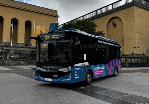Autonomiczny autobus przegrał starcie z tramwajem. Wypadek już pierwszego dnia