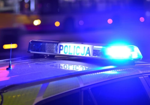 Toyota z młodymi ludźmi nagle zjechała z drogi i dachowała. Tragedia w gminie Rozogi
