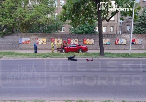Mustangiem wjechał w dwie osobówki i wpadł na chodnik. Jedna osoba trafiła do szpitala