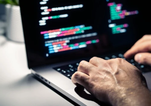 AI doprowadzi do zwolnień. Alarmujące wyniki badania w firmach