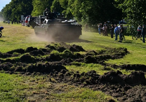 Tak wygląda fragment krakowskich Błoń po przejazdach ciężkich pojazdów wojskowych