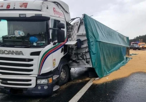 Autostrada A1 zablokowana. Ciężarówka uderzyła w bariery, naczepa drugiej przewróciła się na samochód