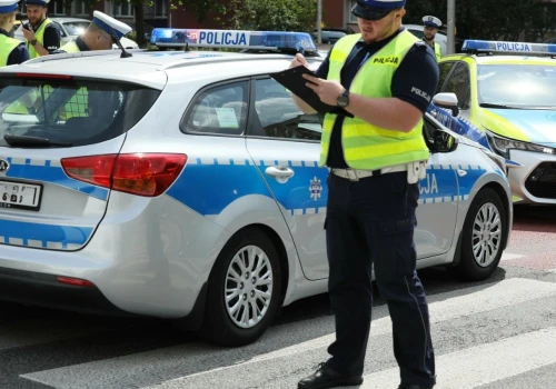 Policjanci zajrzą do bagażnika. Będą szukać tam dwóch rzeczy, za ich brak 500 zł mandatu