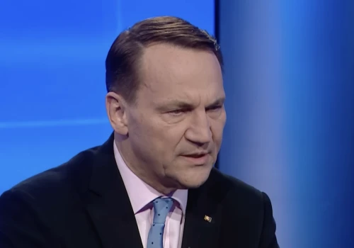 Sikorski krytykował Nawrockiego i nawiązał do Smoleńska. PiS wrze z oburzenia, szef MSZ się nie przejmuje. „Zachęcam do pozwu”