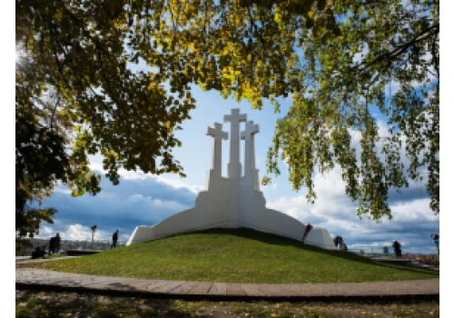 76 lat temu Sowieci wysadzili w powietrze pomnik Trzech Krzyży w Wilnie