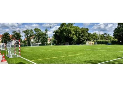 Sępolno: Nowa odsłona legendarnego boiska. Sztuczna nawierznia pozwoli szlifować młode talenty cały rok.