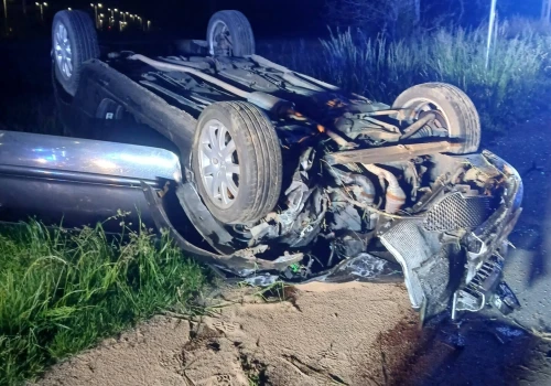 Nocna kolizja w Godziszowie. Peugeot uderzył w przydrożny słup