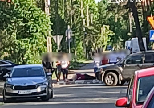 Auto zaczęło się toczyć bez kierowcy. Mężczyzna próbował zatrzymać pojazd, jednak został potrącony przez auto, które ostatecznie uderzyło w płot