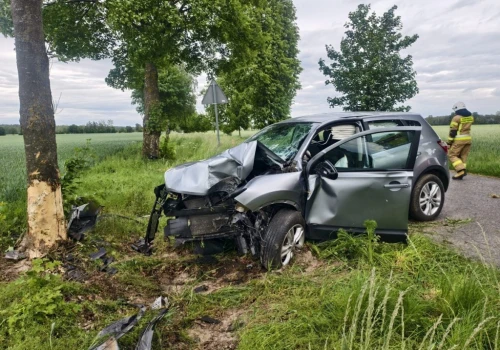 69-latek uderzył Nissanem w drzewo. Do szpitala przetransportował go śmigłowiec LPR