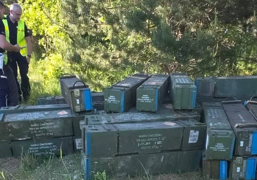 Tajemnicze skrzynie w lesie pod Nidzicą. Mieszkańcy twierdzą, że była w nich amunicja