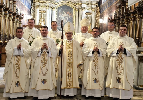 Kalisz: bp Damian Bryl wyświęcił czterech neoprezbiterów
