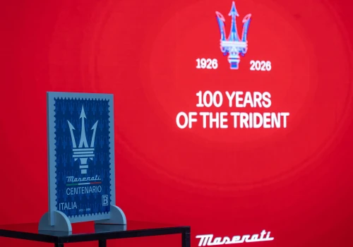 Od rzeźby Neptuna po Motor Valley. Maserati świętuje 100 lat Trójzębu wyjątkowym znaczkiem