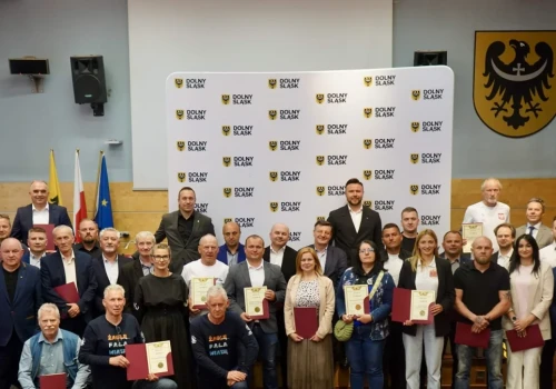 Boiska, trybuny, sprzęt – dolnośląskie kluby ze wsparciem samorządu