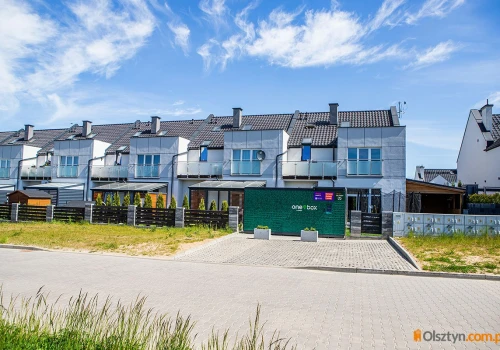 Zamiast tuj i kwiatów – paczkomat wśród domków szeregowych. Kontrowersje przy ul. Antonowicza w Olsztynie