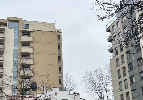 Dostał mieszkanie w spadku od osoby, które też je odziedziczyła. Fiskus naliczył podatek