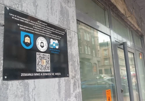 Kamienica przy Grunwaldzkiej 11 w Mysłowicach z pamiątkową tablicą. Budynek kryje historię komunistycznego aresztu