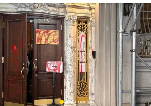 Drzwi polskiego konsulatu w Nowym Jorku pomazane czerwoną farbą. Sprawę badają służby