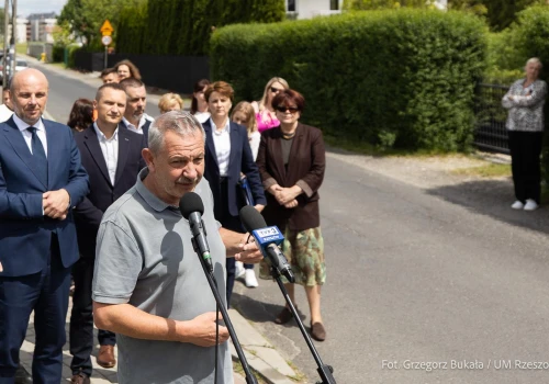 Długo wyczekiwany chodnik na Staromieściu w końcu powstanie. Możliwe poszerzenie drogi