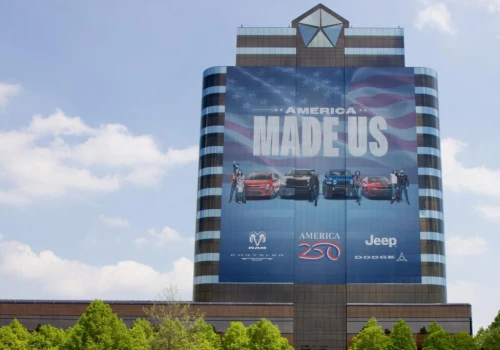 Stellantis owinął swoją amerykańską siedzibę gigantyczną flagą. Chrysler, Dodge, Jeep i Ram świętują 250-lecie USA
