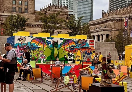 Gigantyczny mural z klocków powstaje pod Pałacem Kultury i Nauki. Każdy może dobudować coś od siebie