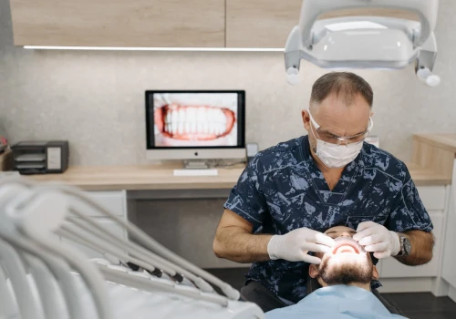 Dlaczego antybiotyki nie działają przy zakażeniach implantów? Naukowcy wskazali cząsteczki tytanu