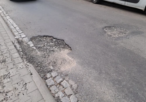 Nowy Sącz. Kierowcy alarmują o dziurach na ul. Poniatowskiego. Radny Kamil Olesiak interweniuje w MZD