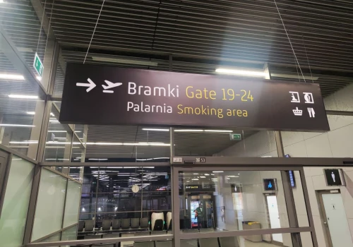 Wrócili z Wielkiej Brytanii i trafili w ręce służb. Dwa zatrzymania na lotnisku w Krakowie