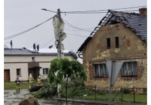 Uszkodzone budynki, zerwane linie energetyczne. Nawałnica przeszła przez Balcarzowice
