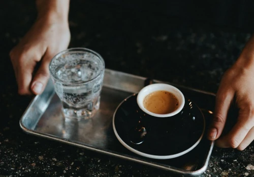 Szklanka wody podawana do espresso. Większość ludzi używa jej źle