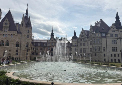 Jeden z najpiękniejszych zamków w Polsce. Można nocować w zabytkowych komnatach