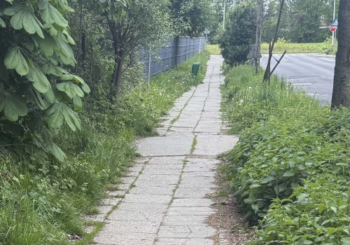 Mieszkańcy alarmują o fatalnym stanie chodnika przy ul. Relaksowej. „To zagrożenie dla pieszych”