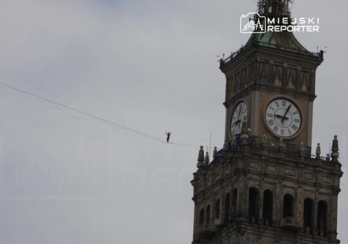 Jaan Roose przeszedł nad centrum Warszawy po taśmie między PKiN a Varso Tower