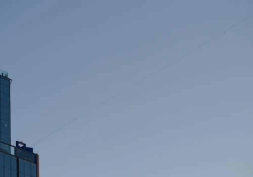 Warszawa wstrzymała oddech: Slackliner przeszedł między PKiN a Varso Tower