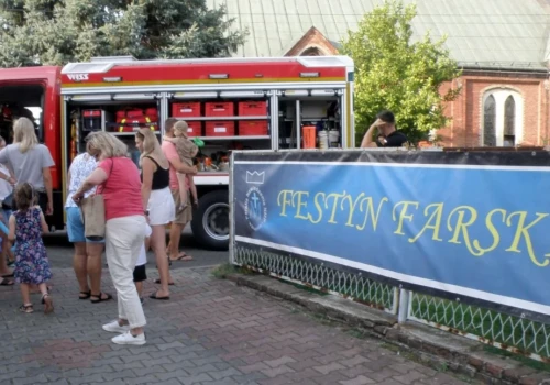 Potańcówka z Kapelą Fedaków, farburgery, zabawy i konkursy - nadchodzi Festyn Farski w Brzezince