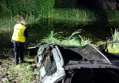 Auto nagle zjechało z trasy, świadkowie usłyszeli hałas. Nie żyją dwie osoby