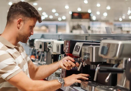 Potężna wyprzedaż ekspresu DeLonghi w Media Expert. Jest tani, a robi też na zimno
