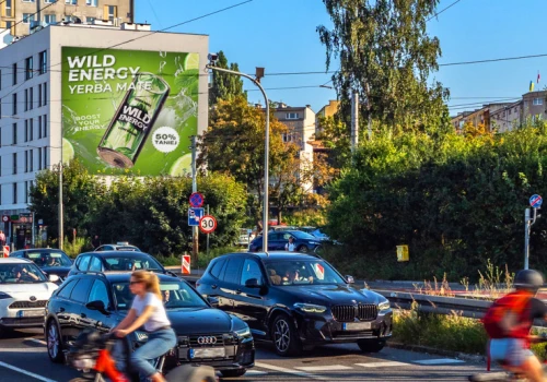 Lato sprzyja reklamie zewnętrznej. Marki podążają wakacyjnymi trasami Polaków