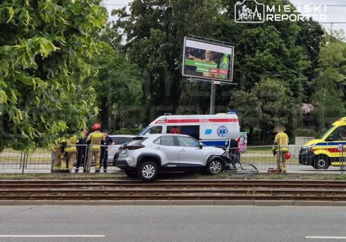 Kierujący Toyotą nie dostosował prędkości i wpadł na tory tramwajowe i w barierki