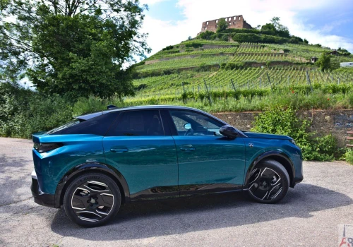 Szokujący zwrot na rynku. Ponad połowa zamówień na te modele Peugeot to już elektryki